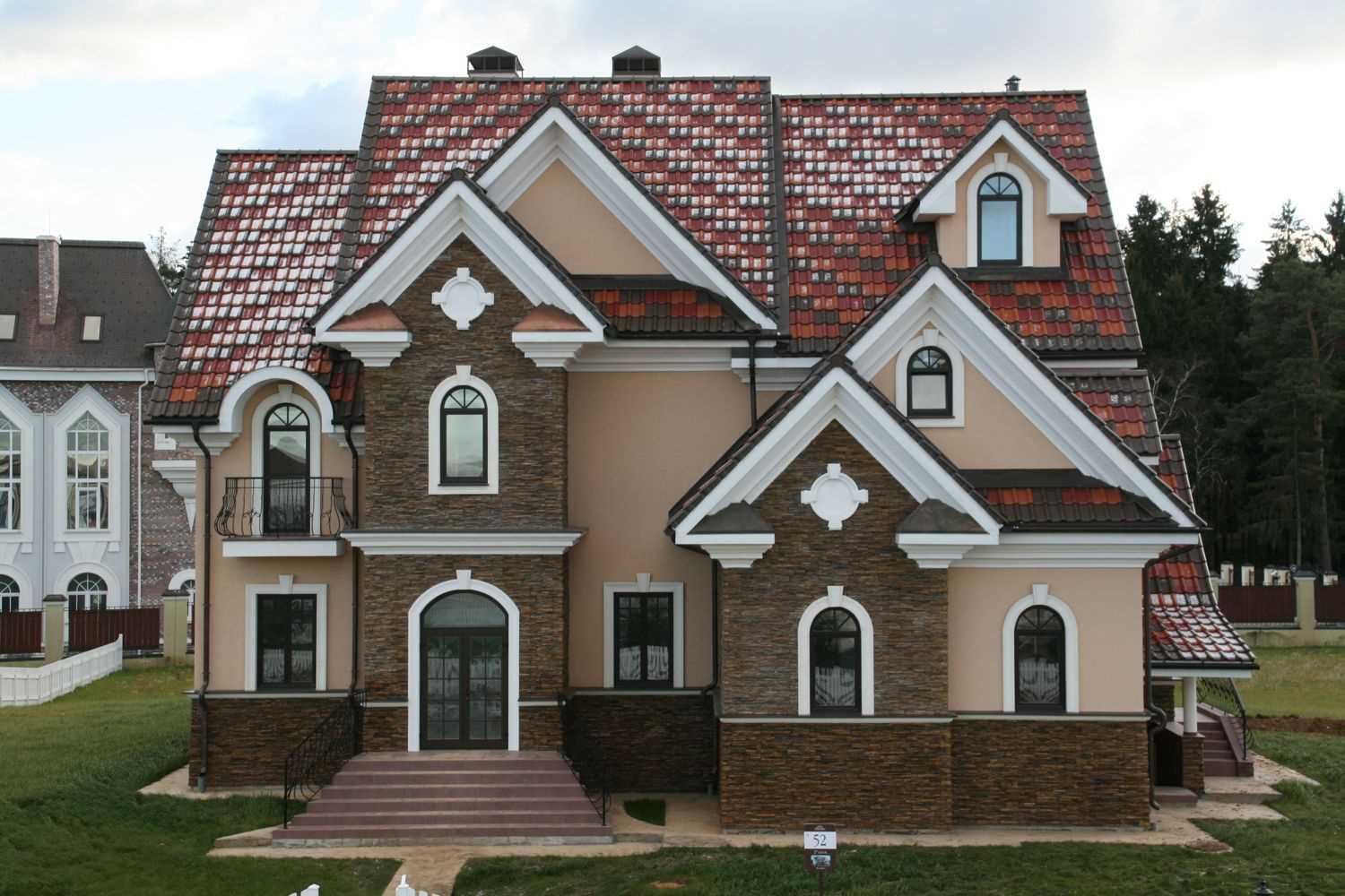 Вид сложной арки с красиво расположенными перегородками